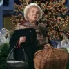 Doris Roberts als Mrs. Miracle inmitten von Weihnachtsdekoration