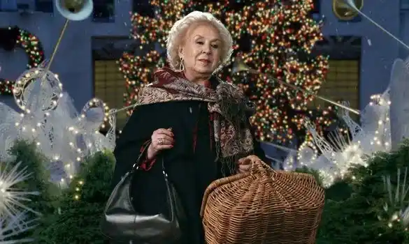 Doris Roberts als Mrs. Miracle inmitten von Weihnachtsdekoration